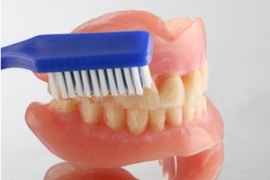 Как ухаживать за зубными протезами в домашних условиях?