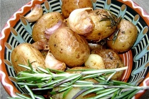 Картошка в мундире с чесноком