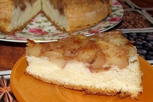 Яблочная шарлотка на бисквитном тесте