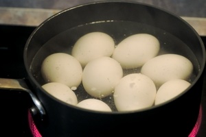 Как сварить яйца, чтобы не треснули на Пасху?