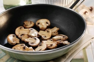 Сколько по времени жарить грибы на сковороде?