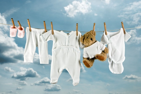 Как и чем стирать детскую одежду для новорожденных?