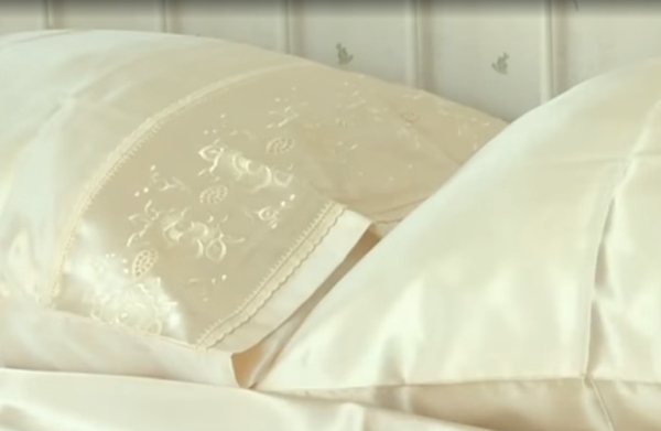 Как стирать шелковое постельное белье?